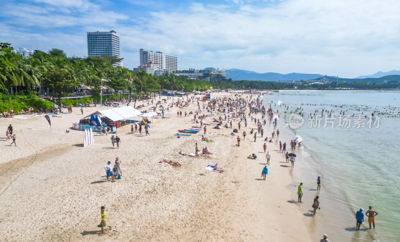 海南省三亚市大东海冬季沙滩海岸线上游客