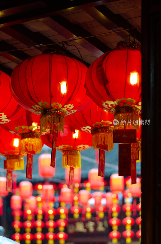 节日古建筑走廊密集的红色灯笼景观