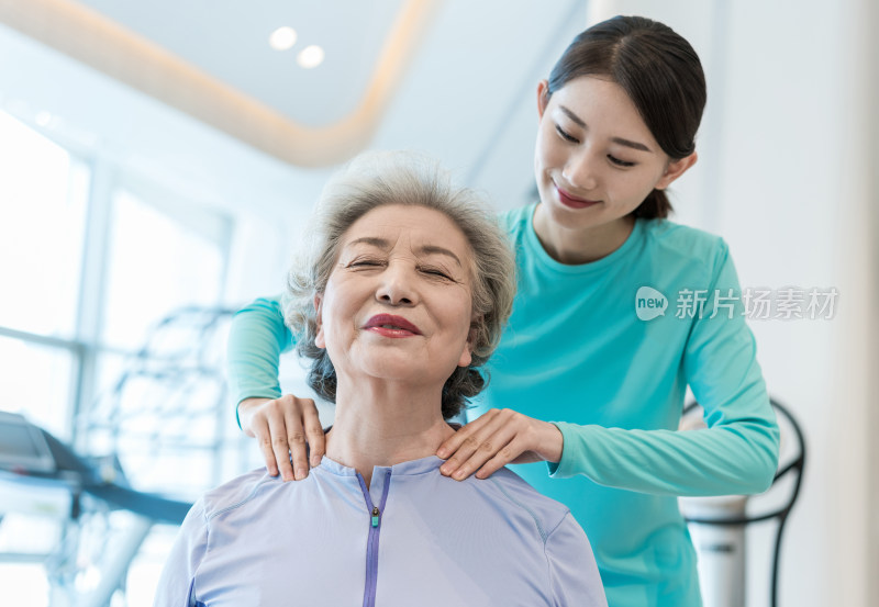 老年女子在私教的指导下健身