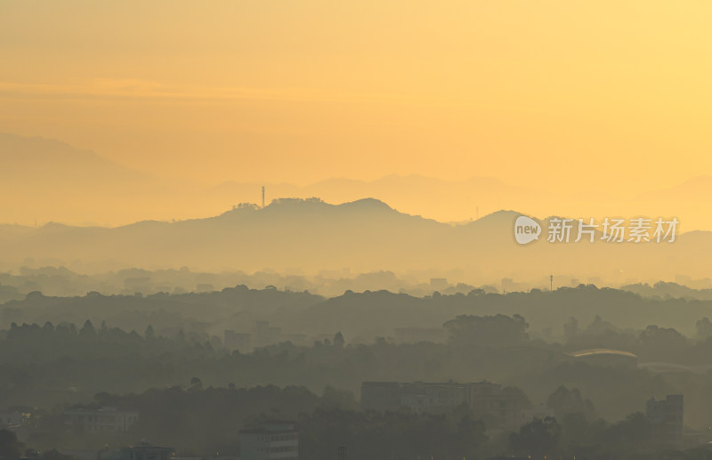 雾霭中朦胧的山林自然景色