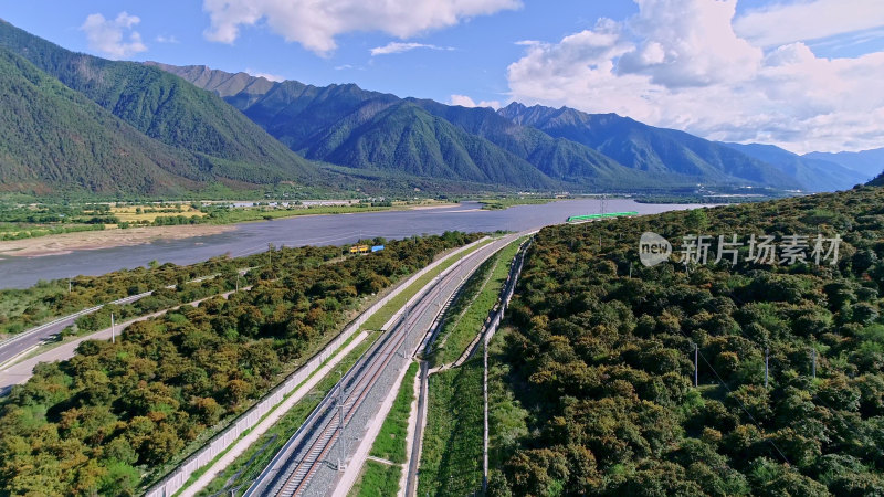 西藏拉林铁路复兴号航拍