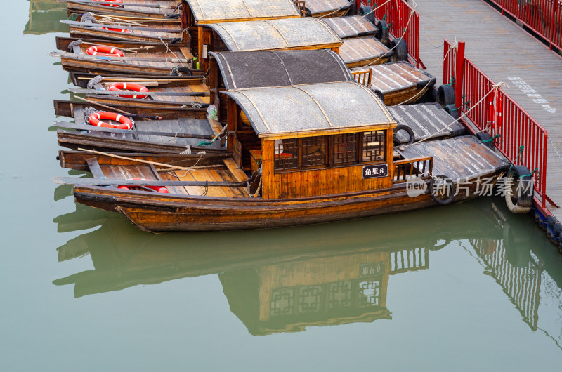 上海朱家角古镇的码头停着几艘游船