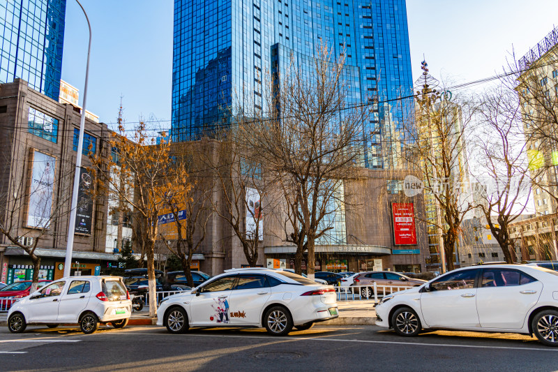 沈阳北站建筑群城市街道车辆穿行的繁忙景象