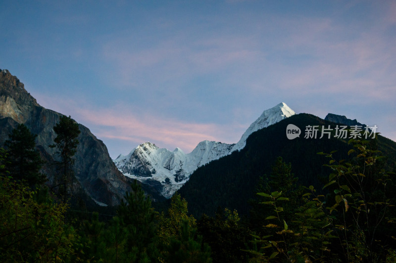 西藏林芝雪山朗秋冰川风光