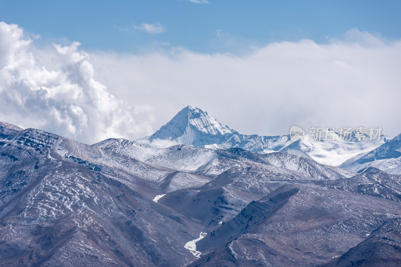 中国西藏加乌拉垭口眺望雪山自然风光