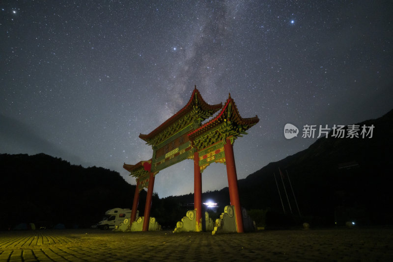 湖北南武当古牌坊星空夜景星河璀璨