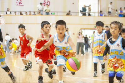 幼儿体育大会中的篮球对战