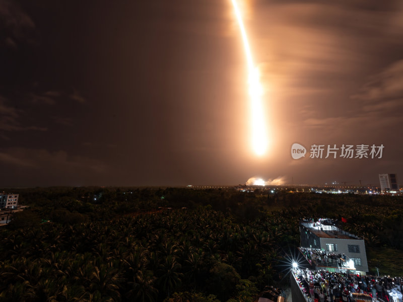 海南文昌火箭发射基地夜幕下火箭腾飞