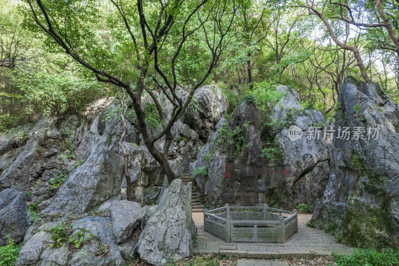 航拍杭州凤凰山景区月岩石灰岩石林