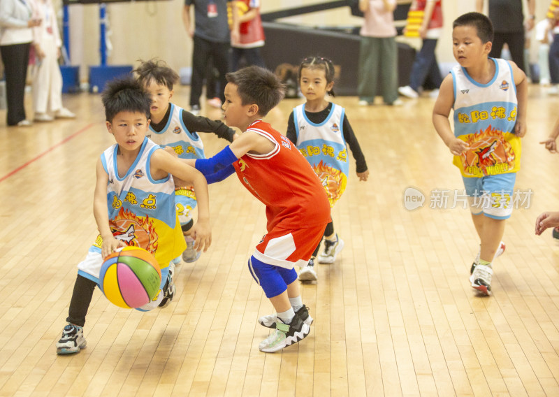 幼儿体育大会中的篮球对战