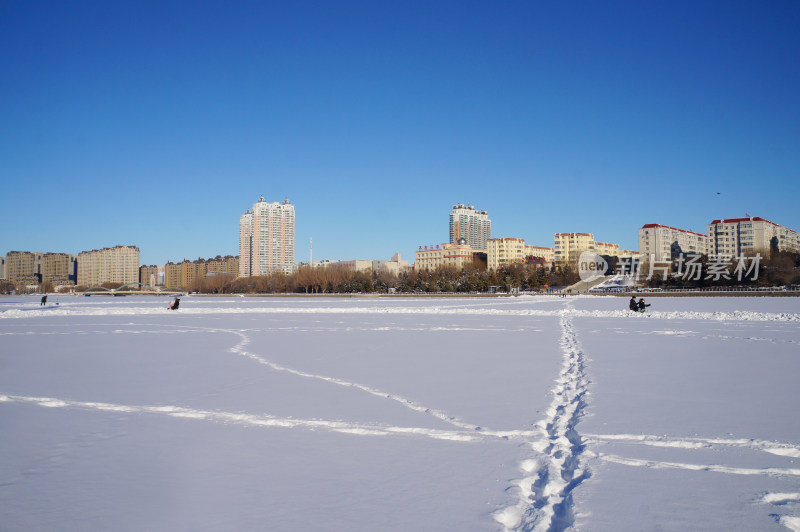 蓝天下的雪地