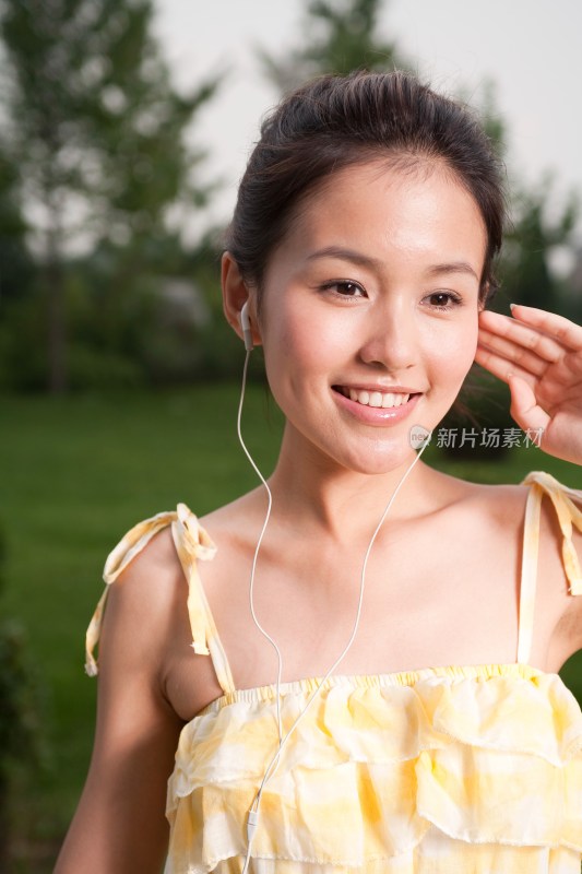 年轻女孩听音乐