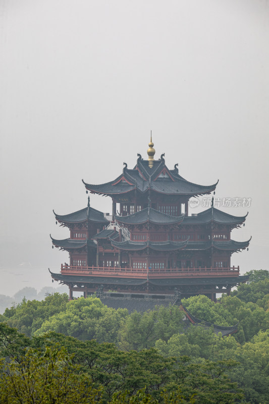 杭州吴山天风城隍阁雾色景观