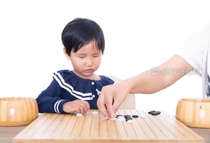 中国围棋老师在辅导孩子如何下围棋