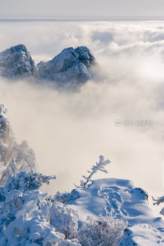 河南老君山清晨雪后云海日出航拍