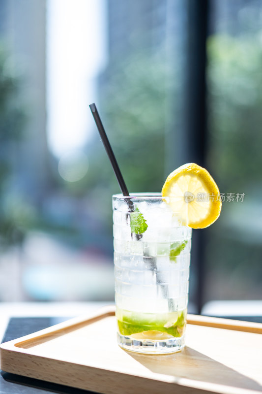 玻璃杯中的柠檬薄荷冰饮料