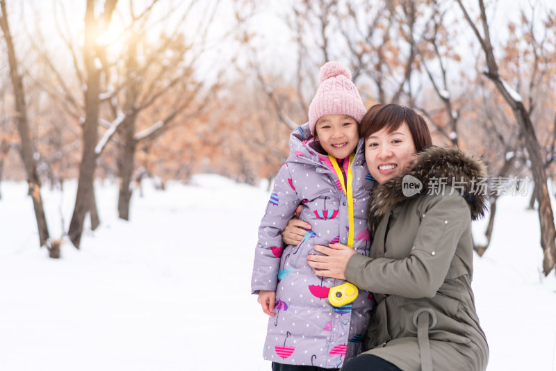 雪后在果园里的中国籍母女