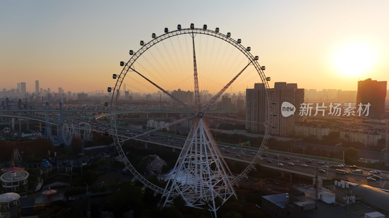 城市中摩天轮的高空俯瞰全景