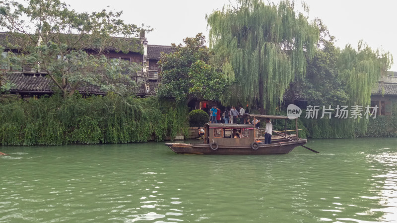 水乡河道游船与沿岸建筑