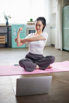 年轻女人在家里练瑜伽