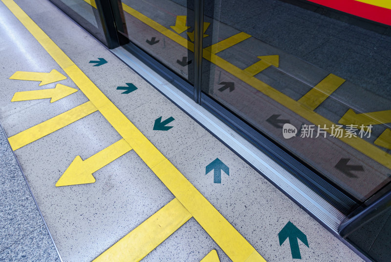 广州地铁站候车站台地面标识标志引导