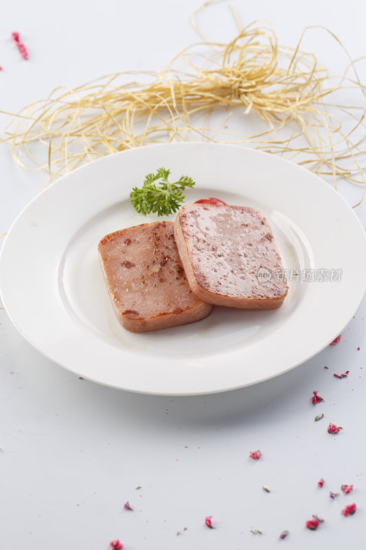 精美餐具装的铁板香煎椒盐午餐肉