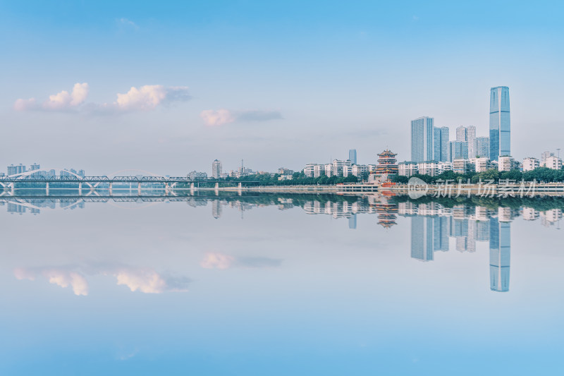 摩天大楼和桥梁的水面倒影-柳州城市风光