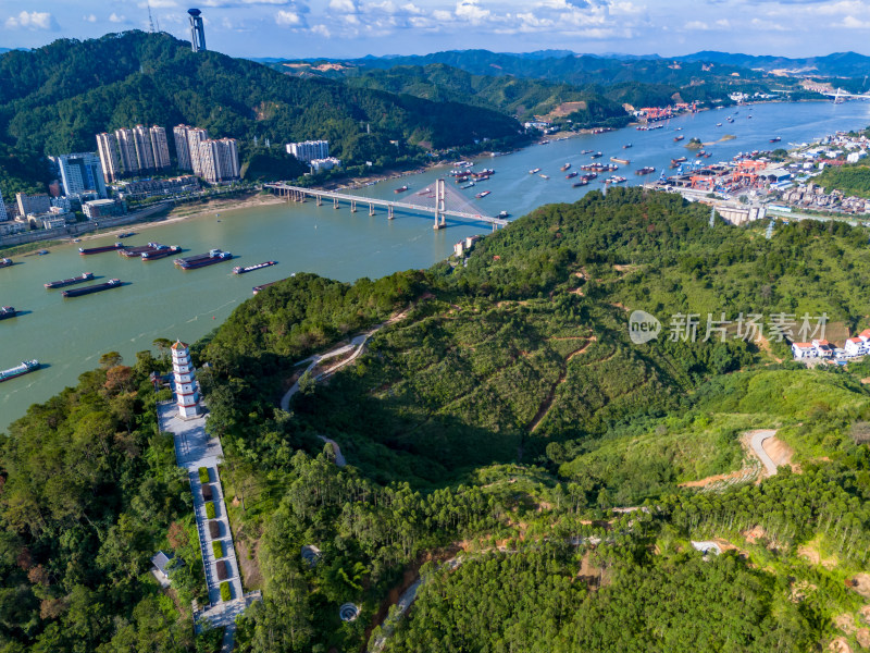 山川河流船只航拍图