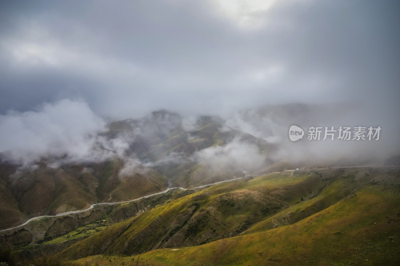 山脉云雾公路山脊