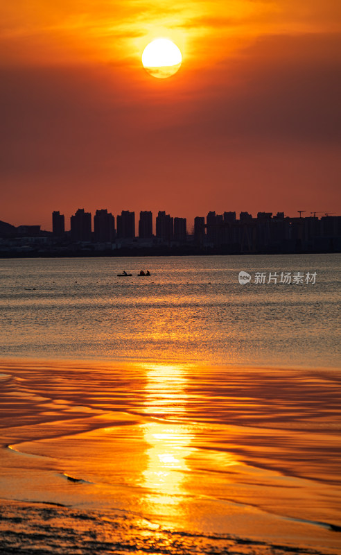 山东烟台金沙滩景区海上日落晚霞景观