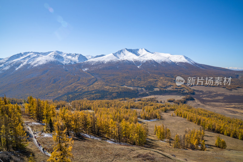 新疆北疆阿勒泰秋日雪山