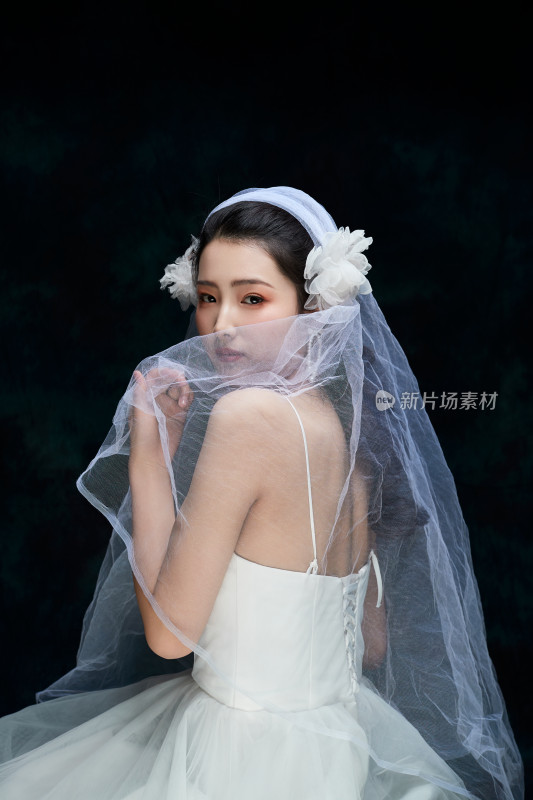 黑色背景下的女性复古婚纱妆面