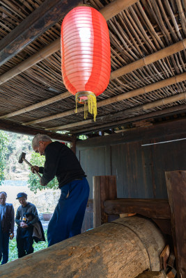 传统油坊榨油老人抡大锤劳作