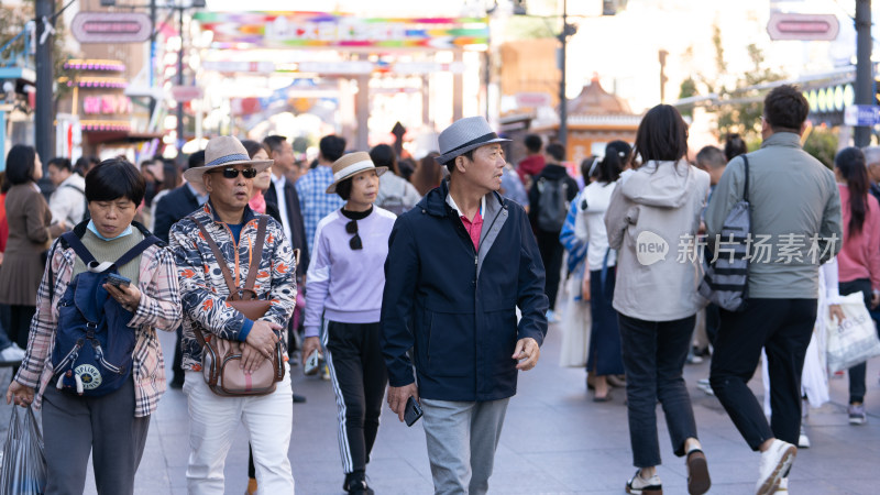 中秋节假期在中国新疆国际大巴扎游玩的游客