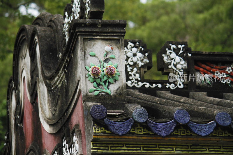 潮州古建筑屋顶精美的雕花装饰