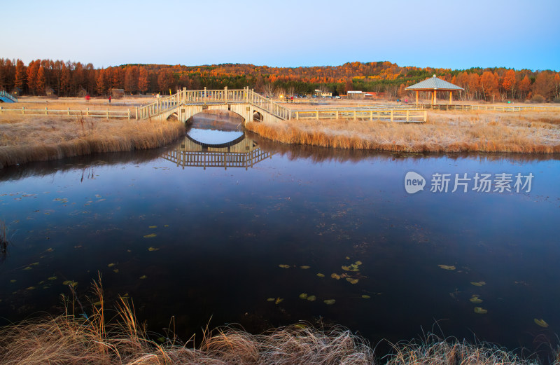 秋天内蒙坝上七星湖日出后景色