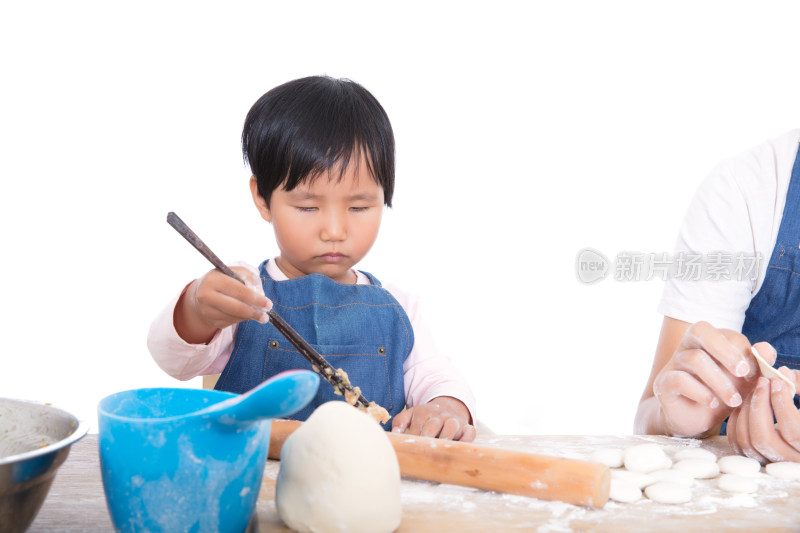 中国小女孩在厨房里学习包饺子