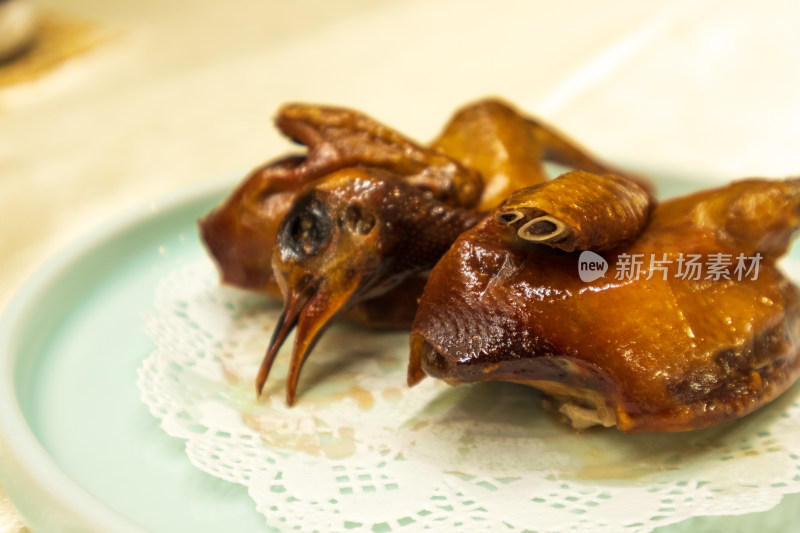 餐桌上摆盘好的香酥烤乳鸽