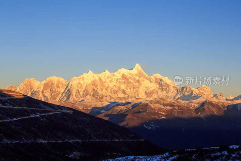 西藏林芝雪景南迦巴瓦峰日照金山雪山夕阳