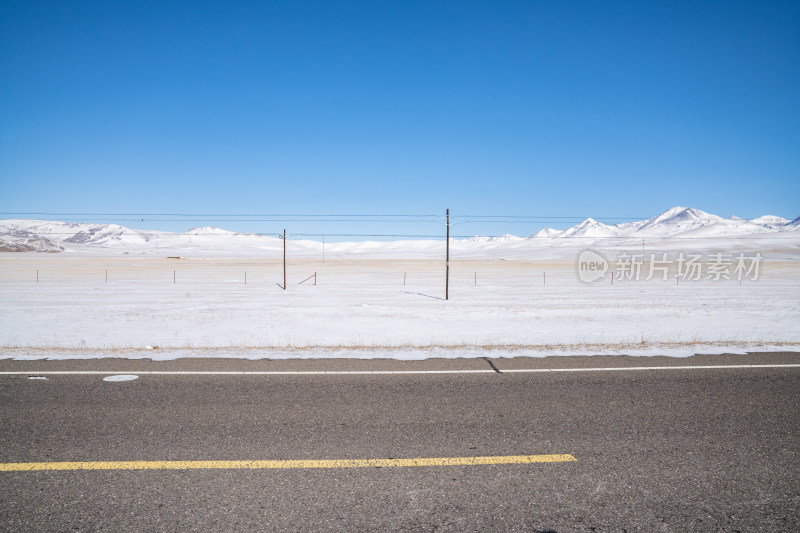 雪山公路蓝天白云