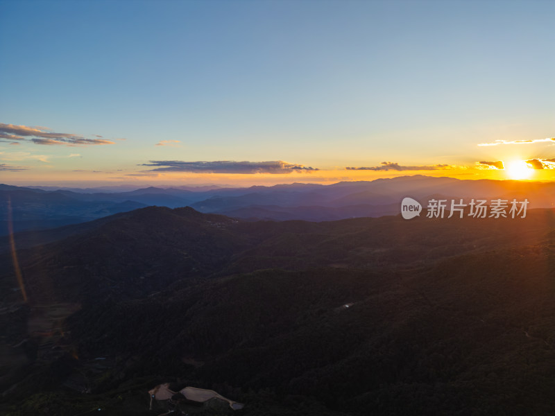 航拍山间日落的壮丽景色