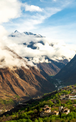 摩尔多神山下的中路藏寨春日晨景