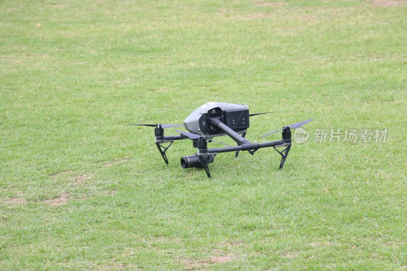 草地上的无人机