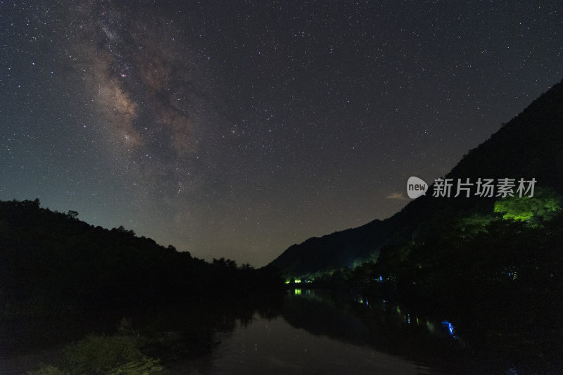 山林间的璀璨星空夜景