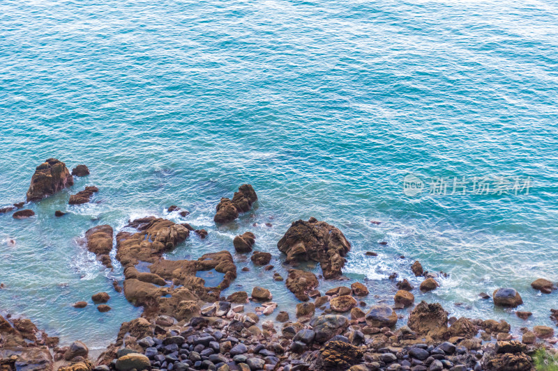 东山岛海边礁石与蓝色海水景观