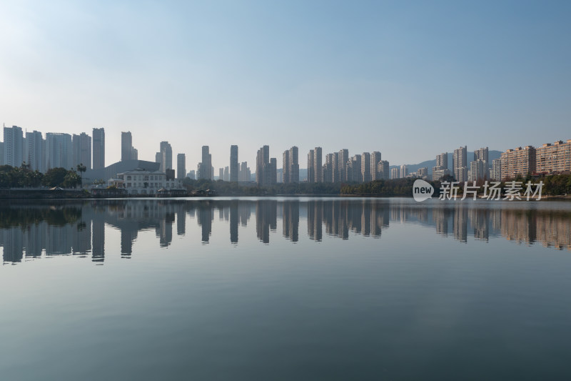 平静湖水倒映城市高楼的美景