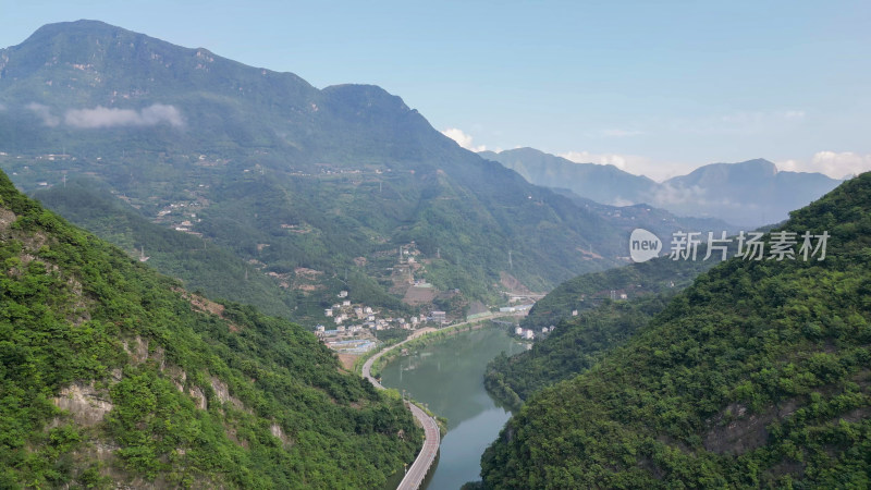 航拍青山绿水大山河流