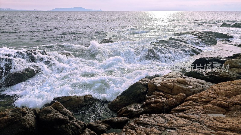 海南清水湾海浪冲击礁石激起白色浪花