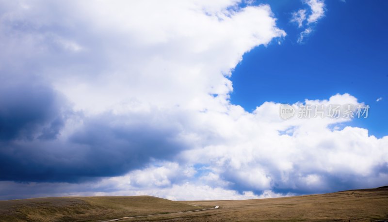 旷野上乌云密布的天空景象