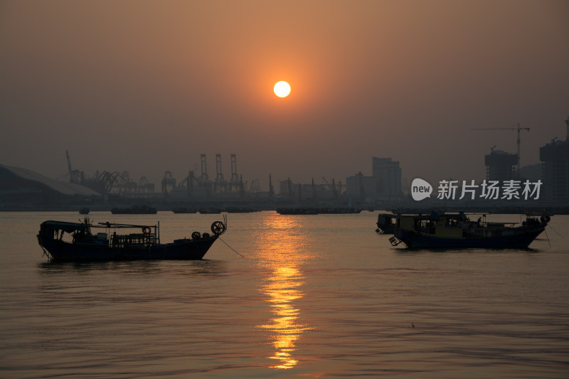 港口夕阳下的渔船景观